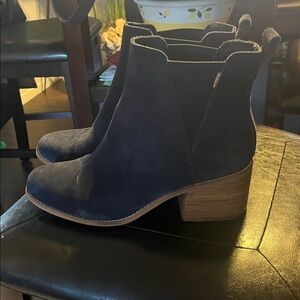 Tom's suede Navy Ankle Boots like new